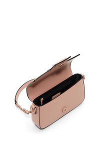 Różowa skórzana torba o eleganckim, prostokątnym kształcie, z czarnym wnętrzem i jednym paskiem na ramię, ozdobionym skręconym wzorem oraz zapięciem na guzik.