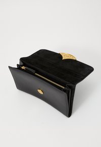 Portafoglio in pelle nera con chiusura e zip dorate, caratterizzato da un esterno liscio e una fodera in suede morbida, progettato per un'organizzazione interna.