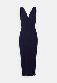 Vestido justo azul marinho com um decote em V profundo e design sem mangas. Apresenta um fecho de correr e uma fenda na bainha com detalhes em renda. Tecido suave.