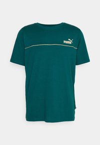 Turkusowa koszulka z krótkim rękawem wykonana z bawełny, z poziomym złotym paskiem i małym złotym logo Pumy na lewej piersi.