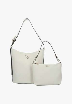 Conjunto de bolsos de cuero blanco con textura, que incluye un bolso grande de hombro con un detalle de logotipo y un bolso más pequeño cruzado con una correa desmontable.