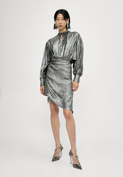 Metallisch zilver kleed met lange, poefmouwen, een hoge halslijn en een trekkoord in de taille. Beschikt over een asymmetrische zoom en een glanzende textuur.