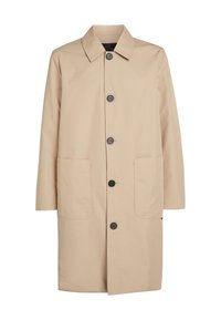 Abrigo beige hasta la rodilla hecho de material liso e impermeable. Presenta un cuello con muesca, botones en el frente, dos grandes bolsillos y un corte holgado.