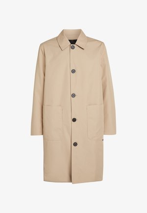 Béžový, k nelíčené kabát do kolen vyrobený z hladkého, voděodolného materiálu. Má klopu, přední knoflíky, dvě velké kapsy a volnější střih.