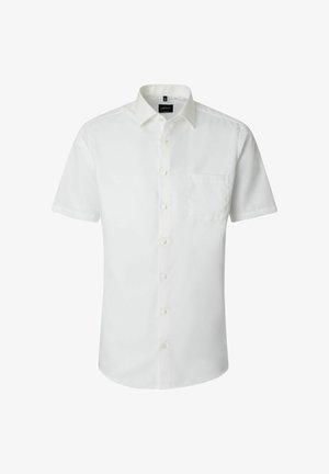 Hvid kortærmet skjorte med knapper foran, med frontlomme og standardkrave, vist på en ensfarvet baggrund.