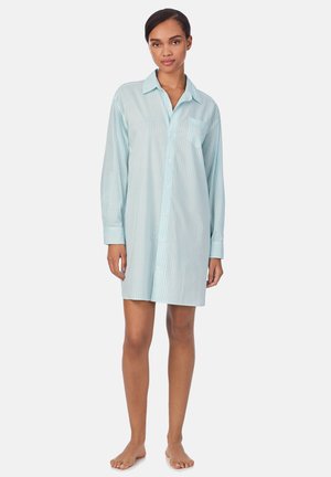 Camicia da notte a righe azzurre, design con bottoni, maniche lunghe, taschino singolo sul petto, il tessuto appare liscio e leggero.