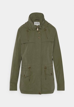 Veste à capuche vert olive avec fermeture éclair frontale, boutons-pression, cordons ajustables à la taille et à la capuche, et deux poches avant à rabat.