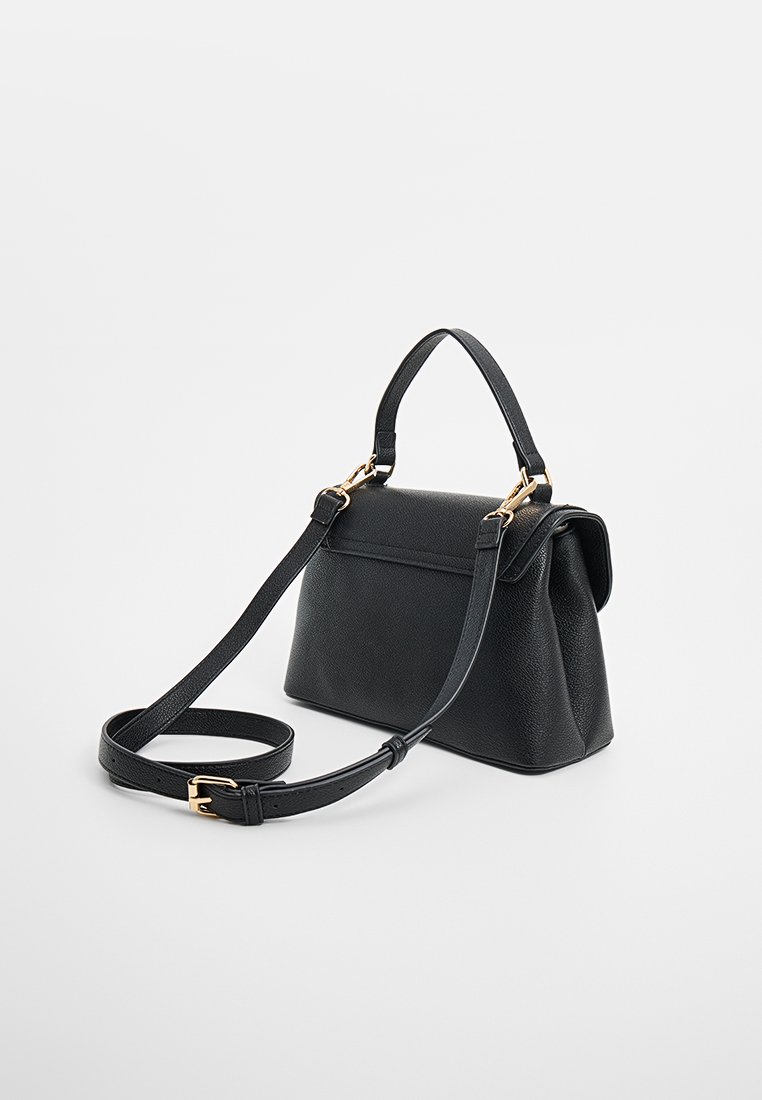 Sac à main en cuir noir avec une forme structurée, une poignée supérieure et une bandoulière amovible. Présente des ferrures dorées et un design élégant.