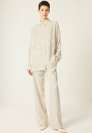 Touché Privé, JACQUARD SHIRT AND PANTS SET - Pantalon classique - ecru