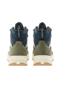Scarpe da trekking multicolori con una combinazione di materiali blu navy, verde e grigio. Parte superiore in suede testurizzato e mesh, suola in gomma antiscivolo.