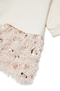 Kremfarget topp med en teksturert, fluffy rosa kant pyntet med paljetter, som har mykt stoff og rund halslinning. Korte ermer fullfører designet.