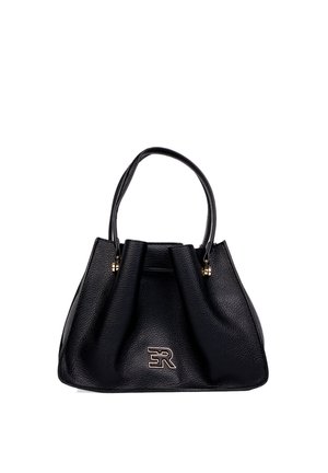 Borsa a mano in pelle nera con lati raccolti, doppi manici e un emblema con logo metallico al centro davanti.