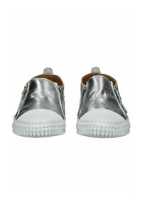 Scarpe slip-on argento e bianche con tomaia in pelle metallizzata, dotate di zip su entrambi i lati e suola in gomma testurizzata.