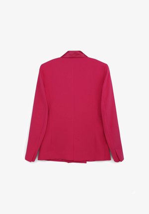 Blazer fucsia con rever in raso, maniche lunghe e design strutturato; texture liscia e vestibilità sartoriale visibile dalla vista posteriore.
