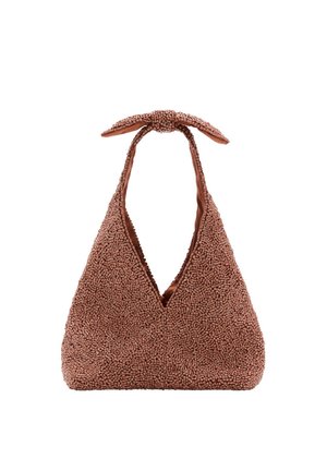 Sac à main triangulaire texturé marron avec une ouverture en V profonde et une courte poignée nouée en haut, sur fond blanc uni.