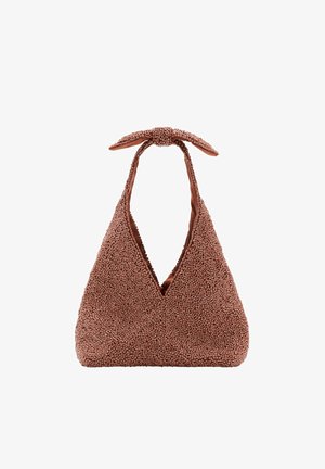 Braune, strukturierte, dreieckige Handtasche mit tiefem V-Ausschnitt und kurzem, oben gebundenem Henkel vor schlichtem weißem Hintergrund.