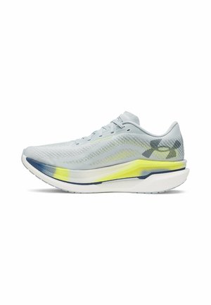 Hellgrauer Laufschuh mit gelben und marineblauen Akzenten, atmungsaktivem Mesh-Obermaterial, gedämpfter Sohle und Under Armour Logo nahe der Ferse.