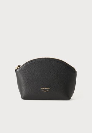 Trousse de maquillage en cuir noir avec fermeture éclair dorée et logo doré Emporio Armani Milano 1981 à l'avant.