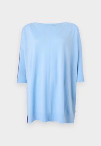 Pull ample en maille bleu clair avec manches mi-longues et col rond sur fond uni.
