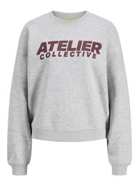 Šedá mikina vyrobená z mäkkého materiálu s okrúhlym výstrihom. Na prednej strane sa nachádza výrazný bordový potlač "ATELIER COLLECTIVE". Dlhé rukávy.