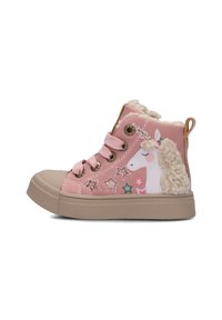 Roze hoge sneakers met een eenhoornontwerp, voorzien van sterrenaccenten, textuur van nepbont en beige rubberen zolen.