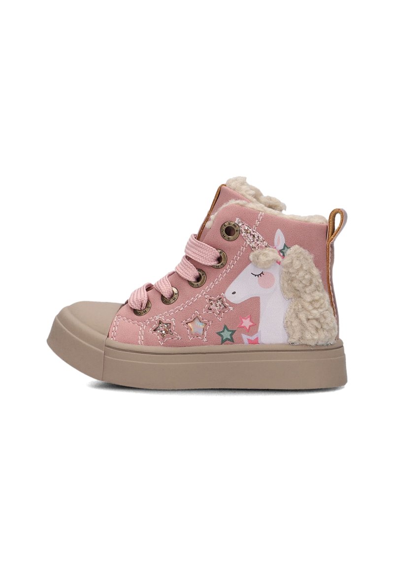 Roze hoge sneakers met een eenhoornontwerp, voorzien van sterrenaccenten, textuur van nepbont en beige rubberen zolen.