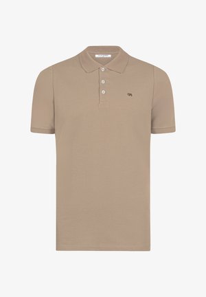 Polo beige de manga corta con cuello y tres botones blancos, con un pequeño logo bordado en el pecho izquierdo.
