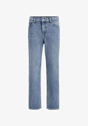 Granatowa bawełniana koszulka z dekoltem w serek i białym logo, zestawiona z jasnoniebieskimi dżinsami oraz kremowymi sneakersami z zielonymi akcentami.