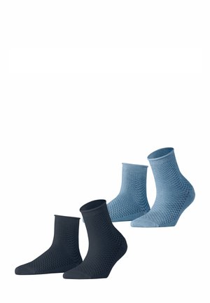 Vier paar enkelsokken in een erkende brei. Twee paar zijn donkerblauw en twee paar zijn lichtblauw met een ruitpatroon.