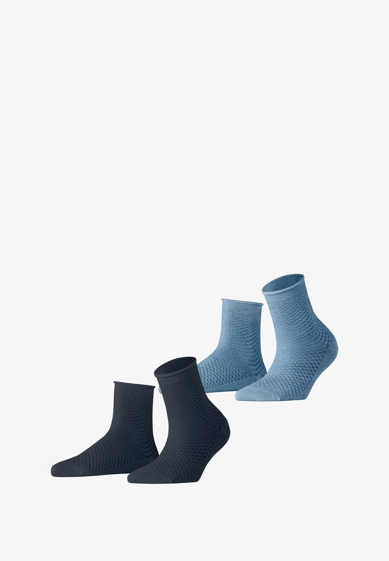 Quatre paires de chaussettes de cheville en tricot texturé. Deux paires sont bleu foncé et deux paires sont bleu clair avec un motif en losange.