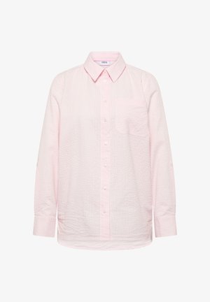 Camicia rosa chiaro a maniche lunghe con bottoni, sottili righe verticali, colletto appuntito e una tasca sul petto a sinistra.