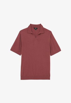 Tricou polo cu mâneci scurte, de culoare ruginie, cu guler deschis și tiv striat, așezat pe o suprafață albă.