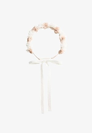 Serre-tête floral délicat avec de petites fleurs beige et blanches et de longs rubans en dentelle blanche noués en un nœud à l'arrière.