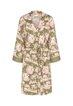 Floraler Kimono in olivgrün mit rosa Blumenmuster, ausgestattet mit dreiviertellangen Ärmeln und einem passenden Gürtel. Strukturierter Stoff mit geometrischen Akzenten.