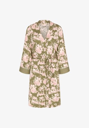 Kwiatowe kimono w oliwkowej zieleni z różowym wzorem kwiatowym, z rękawami do łokcia i pasem w tym samym kolorze. Teksturowana tkanina z geometrycznymi akcentami.