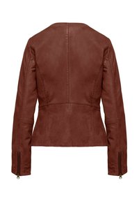 Giacca in pelle marrone con una silhouette aderente, cuciture visibili, polsini con zip e texture liscia, che mette in evidenza un design minimalista.