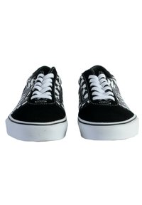 Sneaker bianche e nere con un motivo a scacchi, dotate di una tomaia in suede nero texturizzato, lacci bianchi e suole in gomma.