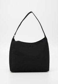 Schwarze Schultertasche aus weichem Stoff mit einem geschwungenen oberen Teil und einem langen, verstellbaren Tragegurt. Schlichtes Design ohne sichtbare Beschläge oder Muster.