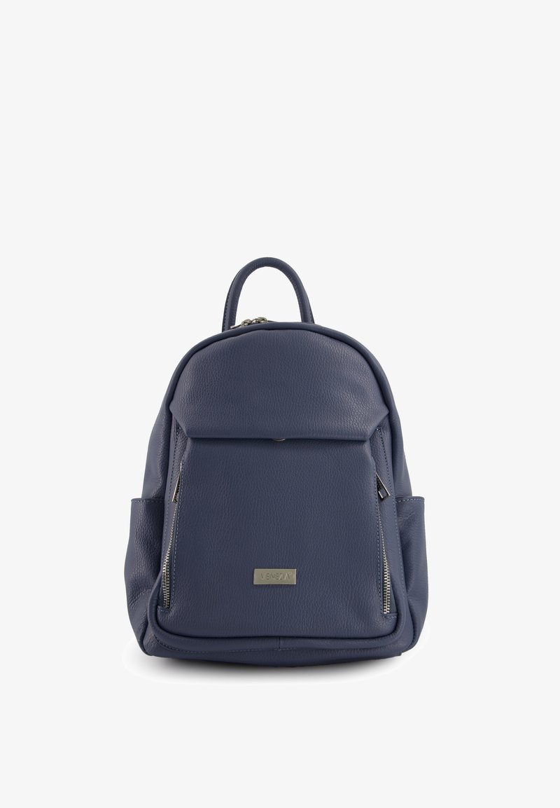 Tmavě modrý strukturovaný kožený batoh s kulatou horní částí, zipy na přední a bočních stranách a horní rukojetí. Obsahuje kovovou logovou destičku.