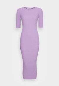 Robe midi moulante à côtes en lavande douce avec manches courtes et col rond. Texture lisse, design minimaliste.