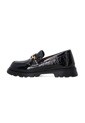 Schwarze Lackleder-Loafer mit strukturierter Oberfläche, ausgestattet mit einer goldfarbenen Schnalle und einer kräftigen schwarzen Gummisohle, die für Halt sorgt.