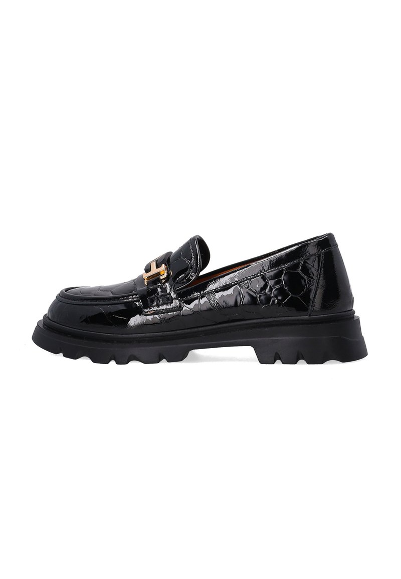 Zwarte gepatineerde leren loafers met een gestructureerde afwerking, voorzien van een goudkleurige gesp en een stevige zwarte rubberen zool ontworpen voor grip.