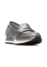Mocasines metálicos plateados con un diseño elegante, que cuentan con una correa decorativa en la parte frontal, cuero texturizado y una suela negra contrastante.
