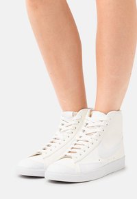 Nike Sportswear W BLAZER MID '77 BETTER - Sapatilhas de cano alto - sail/white