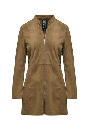 Giacca in finta suede marrone con taglio dritto, colletto alto e zip frontale. Presenta maniche lunghe e tasche laterali, texture liscia.
