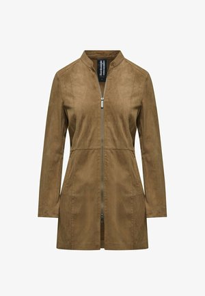 Bruine faux suede jas met een rechte snit, hoge kraag en een voorkleurige rits. Beschikt over lange mouwen en zijzakken, met een gladde textuur.