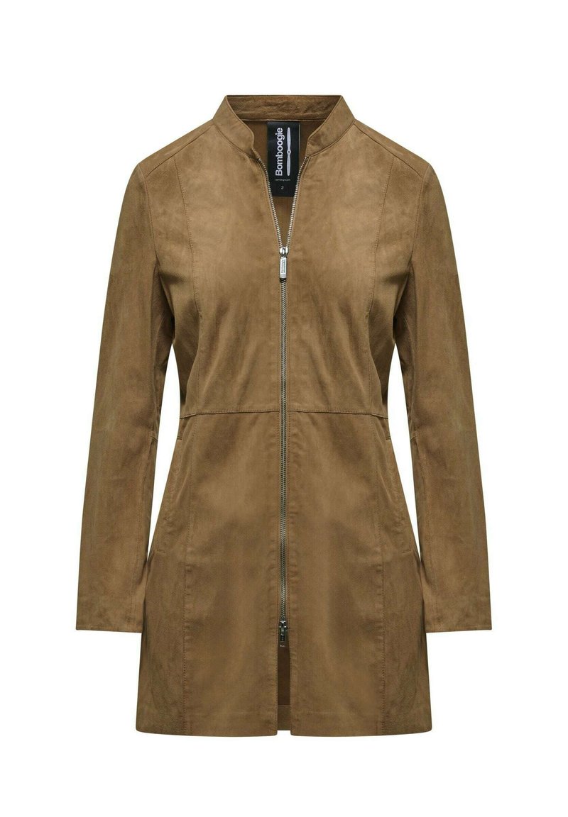 Giacca in finta suede marrone con taglio dritto, colletto alto e zip frontale. Presenta maniche lunghe e tasche laterali, texture liscia.