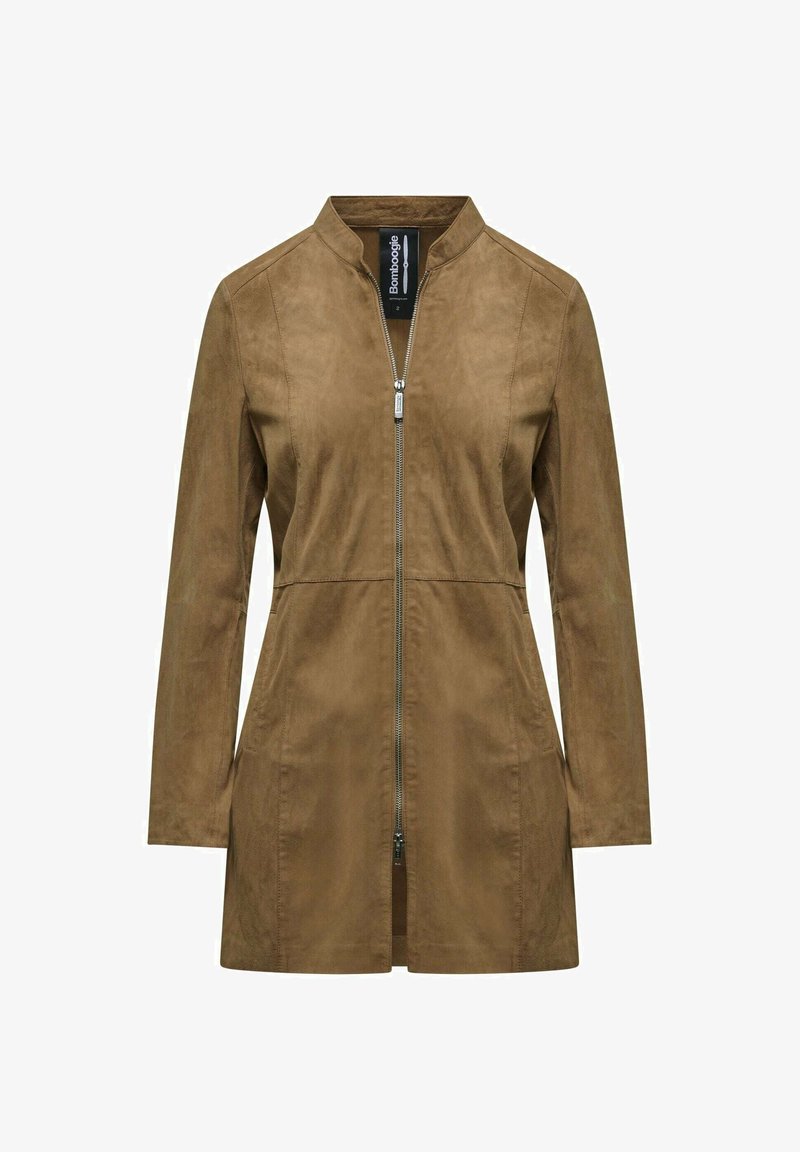 Giacca in finta suede marrone con taglio dritto, colletto alto e zip frontale. Presenta maniche lunghe e tasche laterali, texture liscia.