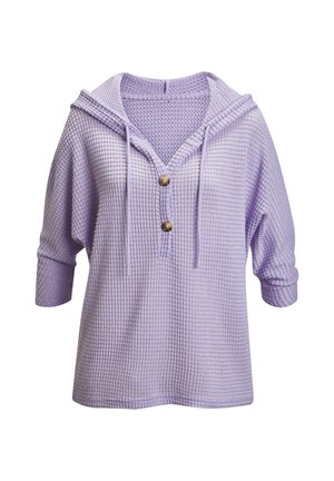 Hellvioletter, waffelgestrickter Kapuzenpullover mit Dreiviertelärmeln und zwei braunen Knöpfen an der Brust.