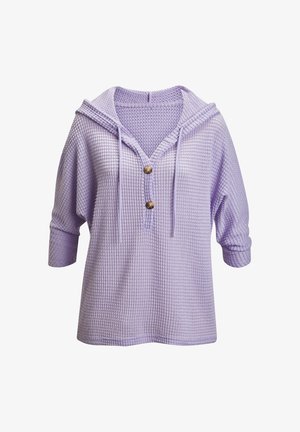 Hellvioletter, waffelgestrickter Kapuzenpullover mit Dreiviertelärmeln und zwei braunen Knöpfen an der Brust.